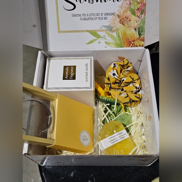 Hello Sunshine Gift Box - Picture 5 of 8
